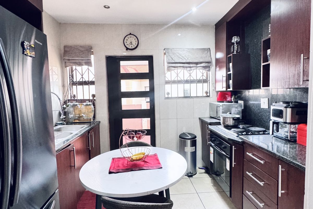 Modern 5 Bedroom Family Home in a Secure Estate in Reyno Ridge - Photo 4