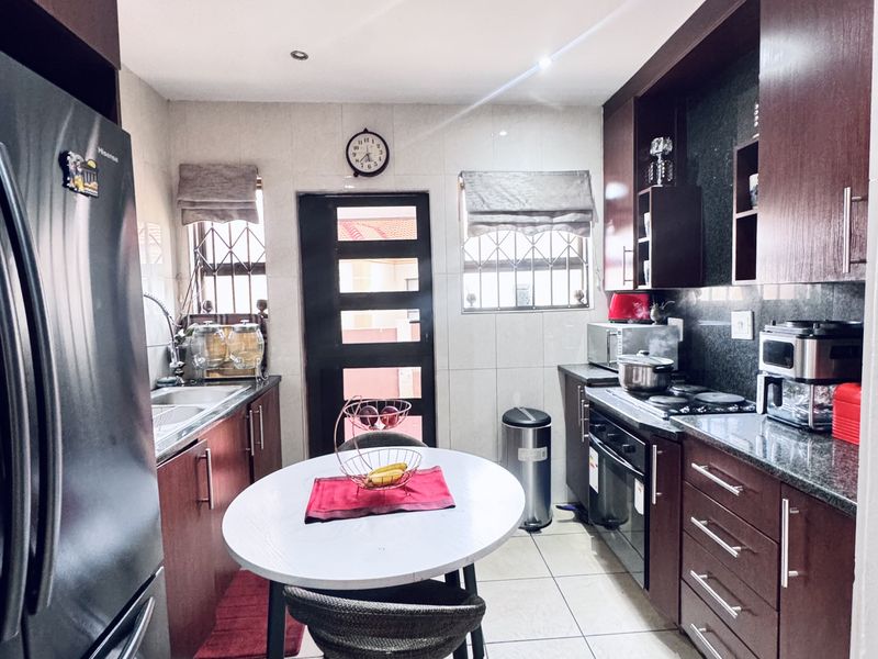 Modern 5 Bedroom Family Home in a Secure Estate in Reyno Ridge - Photo 4