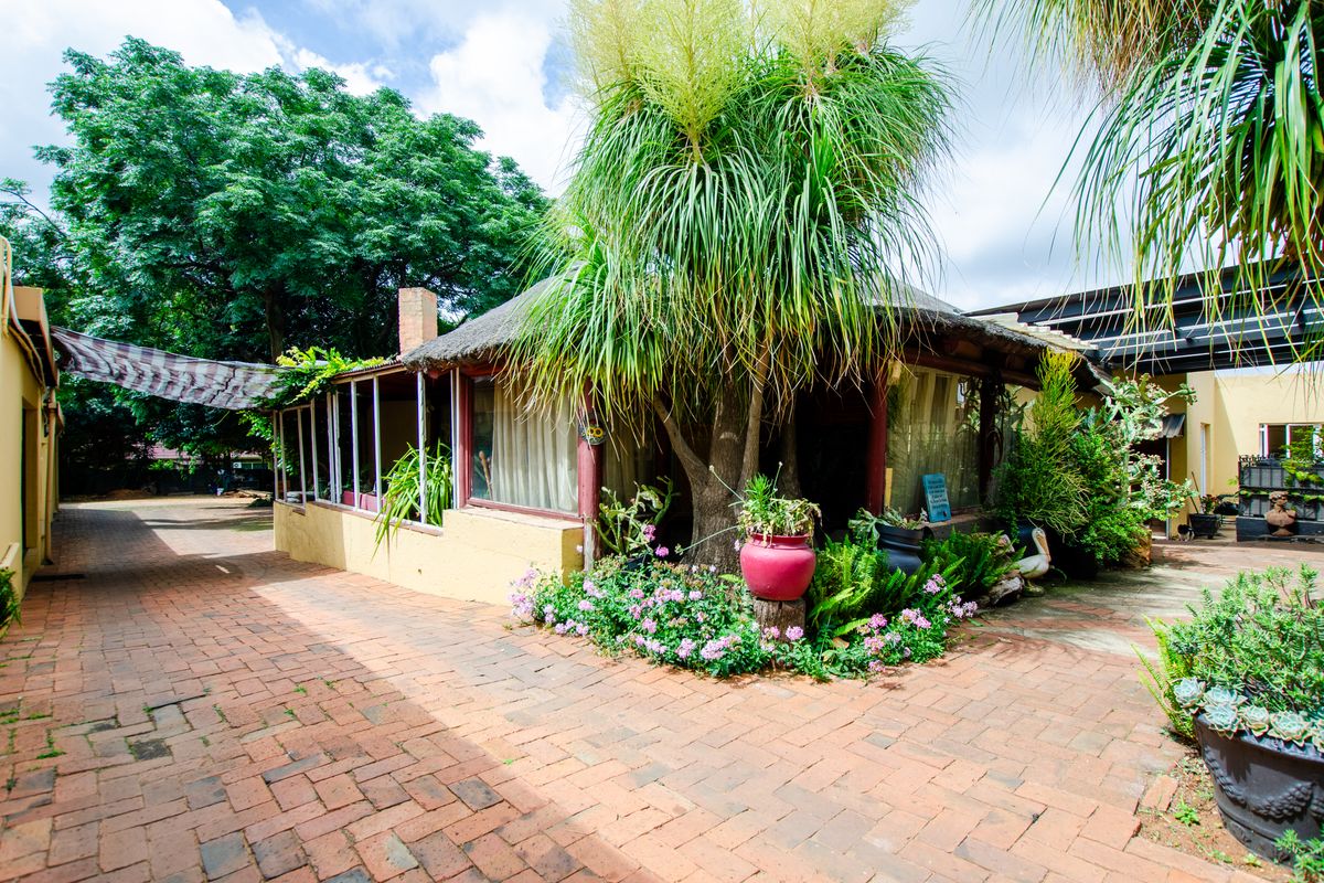 4 Bedroom Home 3 Flats in Boksburg West - Photo 4