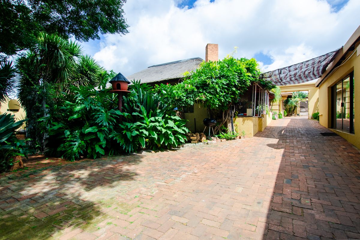 4 Bedroom Home 3 Flats in Boksburg West - Photo 5