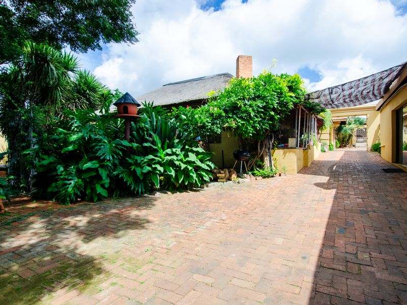 4 Bedroom Home 3 Flats in Boksburg West - Photo 5