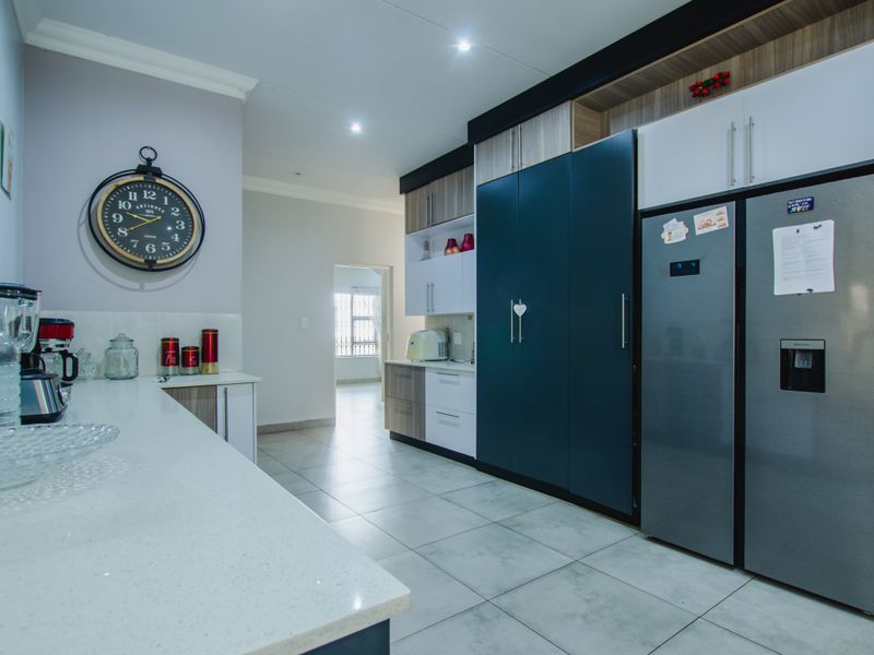 4 Bedroom Home 3 Flats in Boksburg West - Photo 10