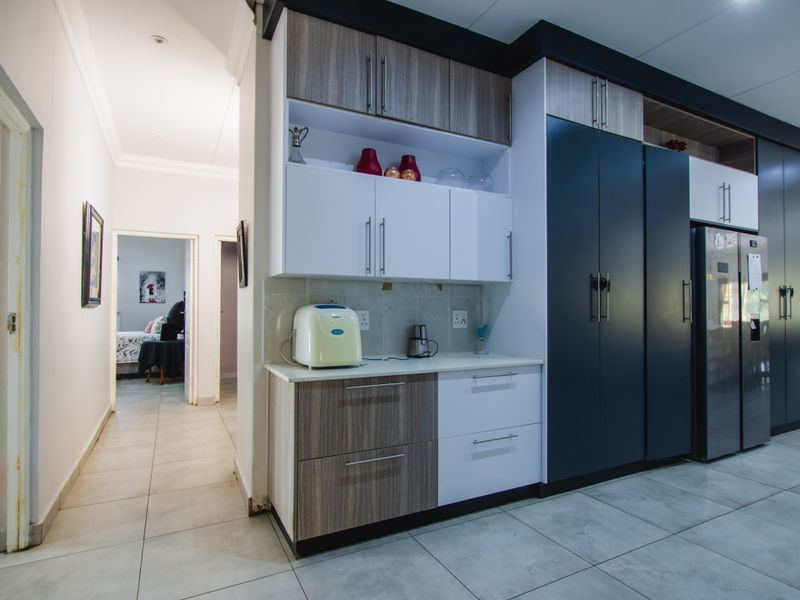 4 Bedroom Home 3 Flats in Boksburg West - Photo 9