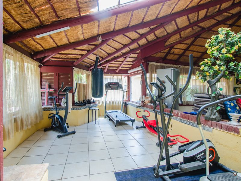 4 Bedroom Home 3 Flats in Boksburg West - Photo 7