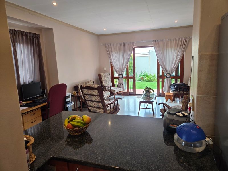 Two bedroom, ground floor townhouse. Serious sellers. - Photo 9