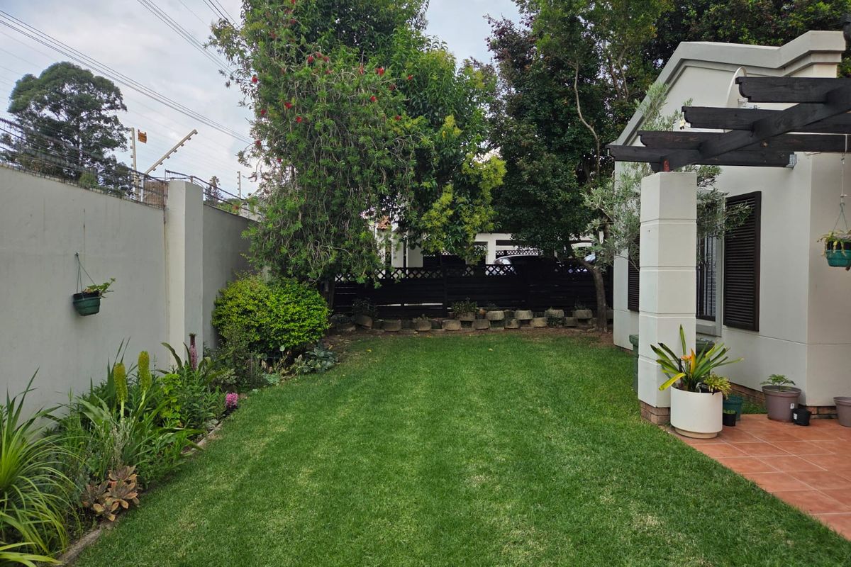 Two bedroom, ground floor townhouse. Serious sellers. - Photo 3