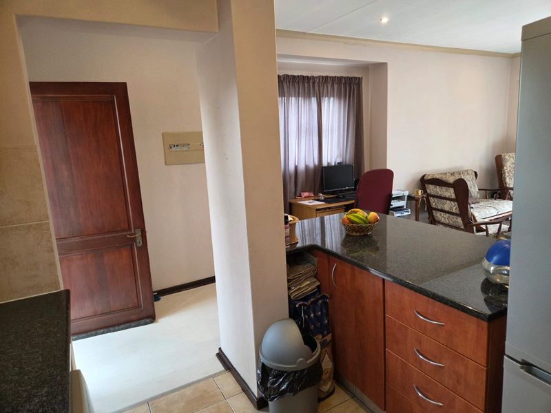 Two bedroom, ground floor townhouse. Serious sellers. - Photo 8