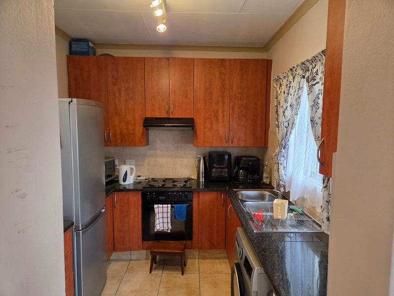 Two bedroom, ground floor townhouse. Serious sellers. - Photo 7