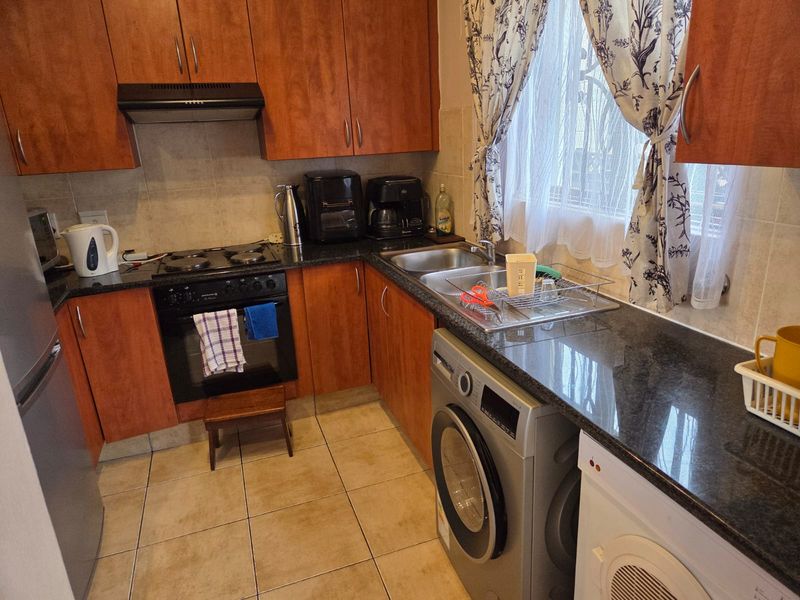 Two bedroom, ground floor townhouse. Serious sellers. - Photo 6