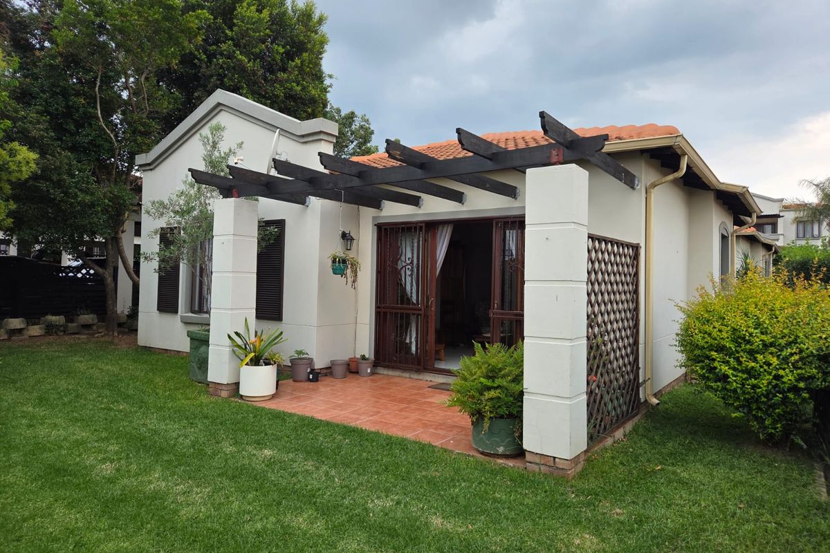 Two bedroom, ground floor townhouse. Serious sellers. - Photo 2