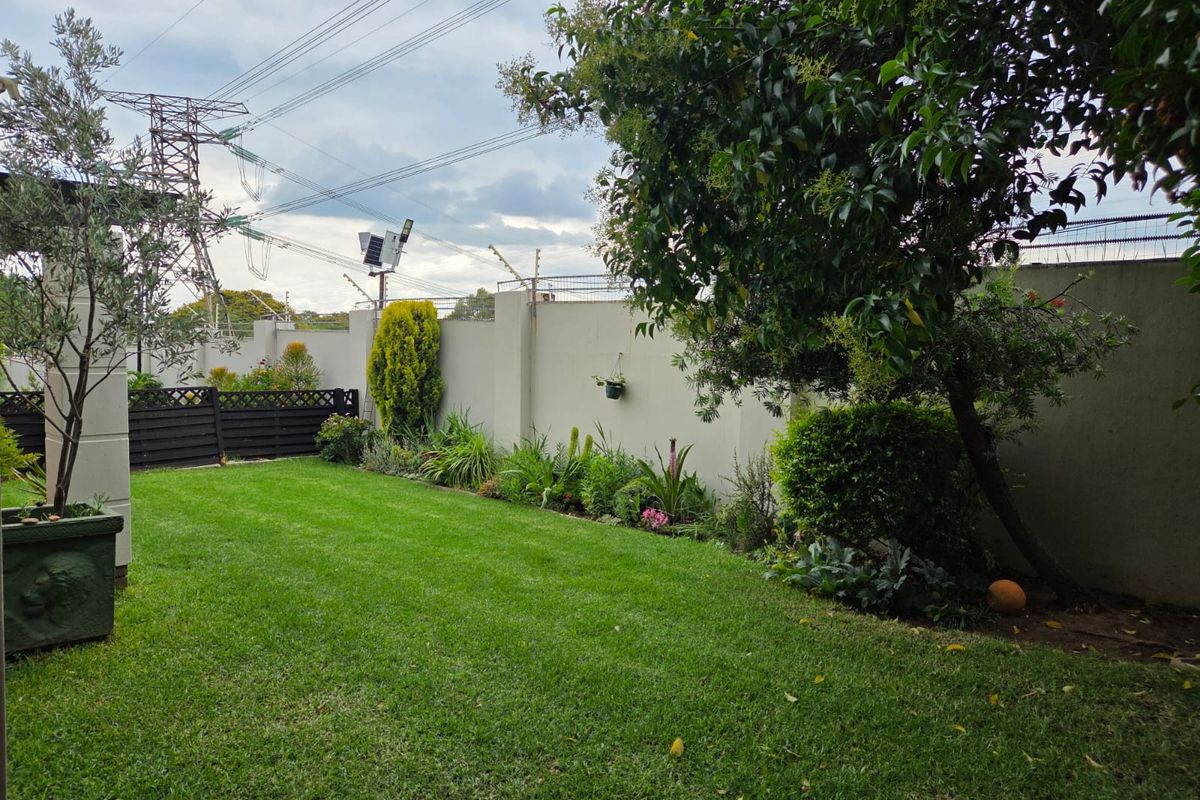 Two bedroom, ground floor townhouse. Serious sellers. - Photo 4