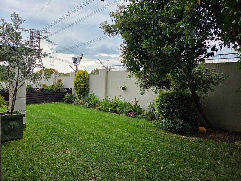 Two bedroom, ground floor townhouse. Serious sellers. - Photo 4