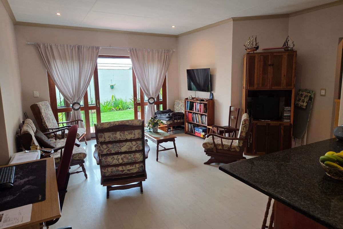 Two bedroom, ground floor townhouse. Serious sellers. - Photo 5