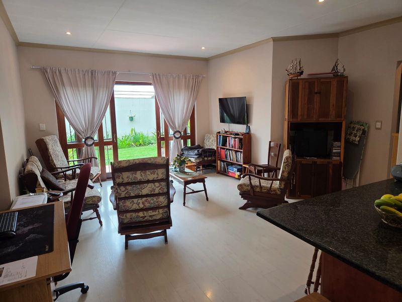 Two bedroom, ground floor townhouse. Serious sellers. - Photo 5