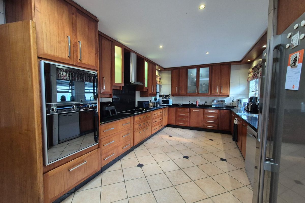 !Surpassing All Others in Quality! - Photo 2