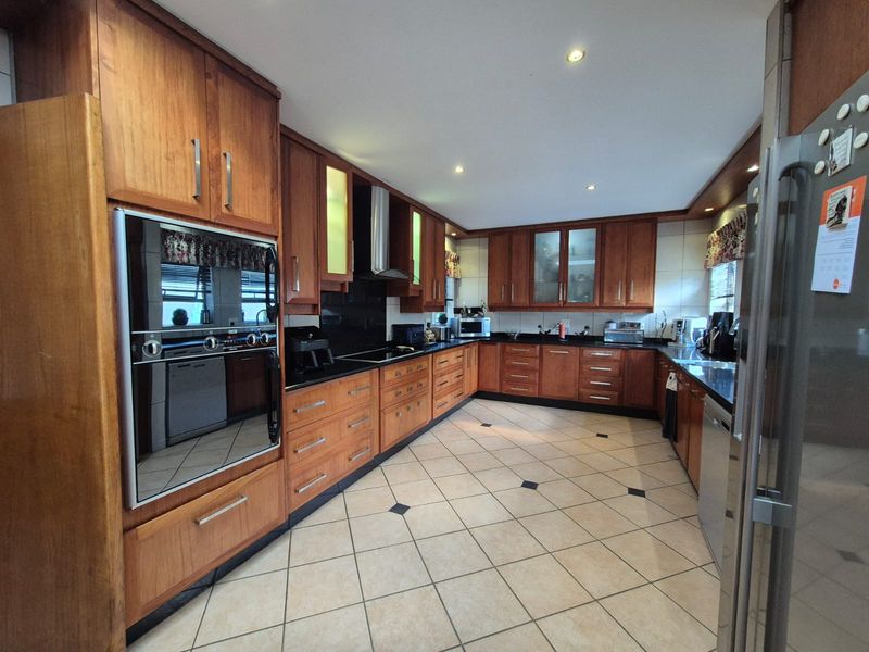 !Surpassing All Others in Quality! - Photo 2