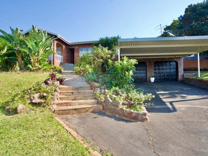 Elegant Coastal Retreat with Pool, Sea Views & Exceptional Entertaining Spaces - Photo 4