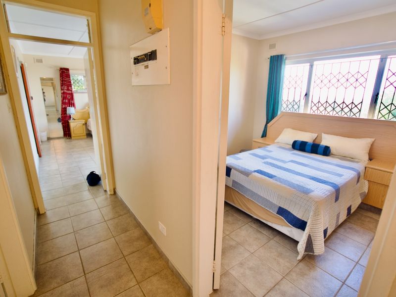 Elegant Coastal Retreat with Pool, Sea Views & Exceptional Entertaining Spaces - Photo 9