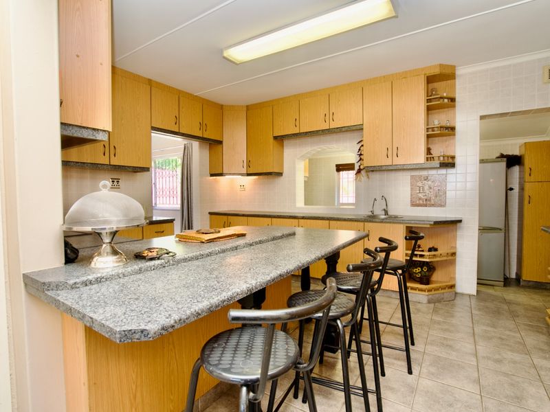 Elegant Coastal Retreat with Pool, Sea Views & Exceptional Entertaining Spaces - Photo 10