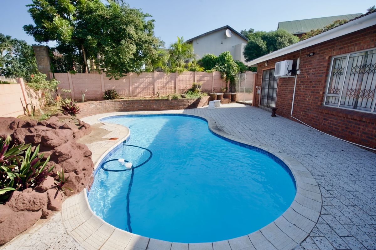 Elegant Coastal Retreat with Pool, Sea Views & Exceptional Entertaining Spaces - Photo 2