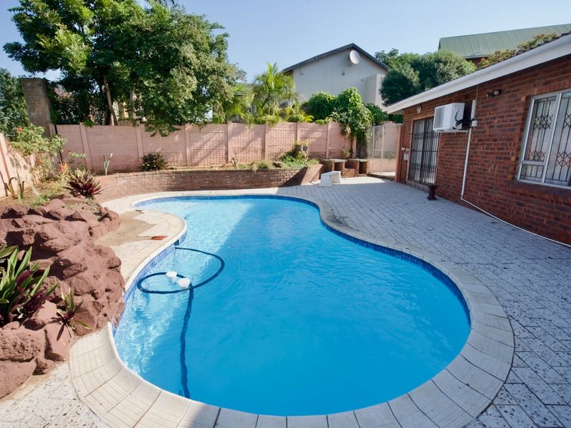 Elegant Coastal Retreat with Pool, Sea Views & Exceptional Entertaining Spaces - Photo 2