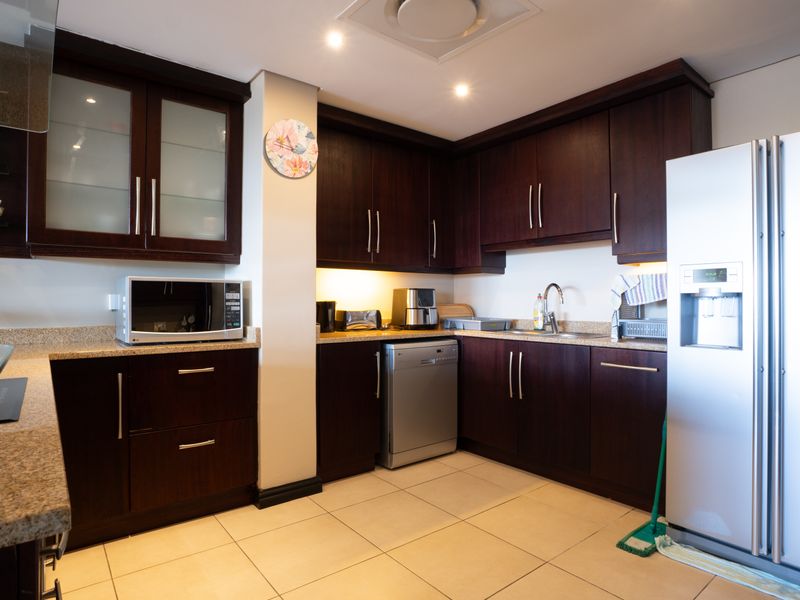 Serene Three-Bedroom Apartment with Ocean & Forest Views - Photo 6