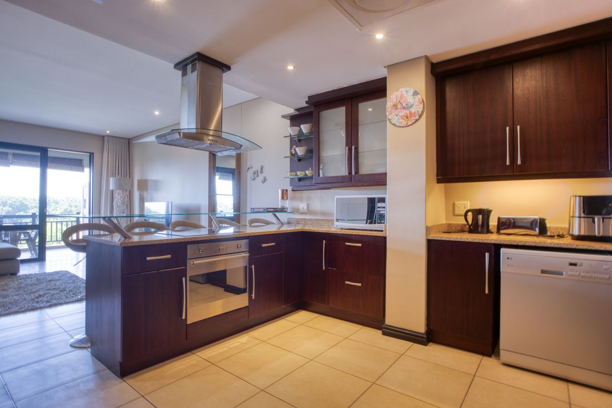 Serene Three-Bedroom Apartment with Ocean & Forest Views - Photo 4