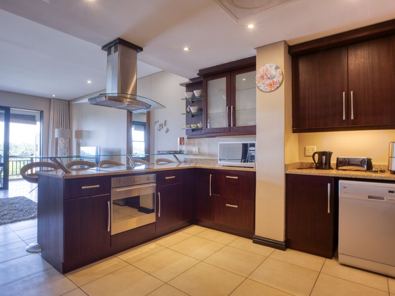 Serene Three-Bedroom Apartment with Ocean & Forest Views - Photo 4