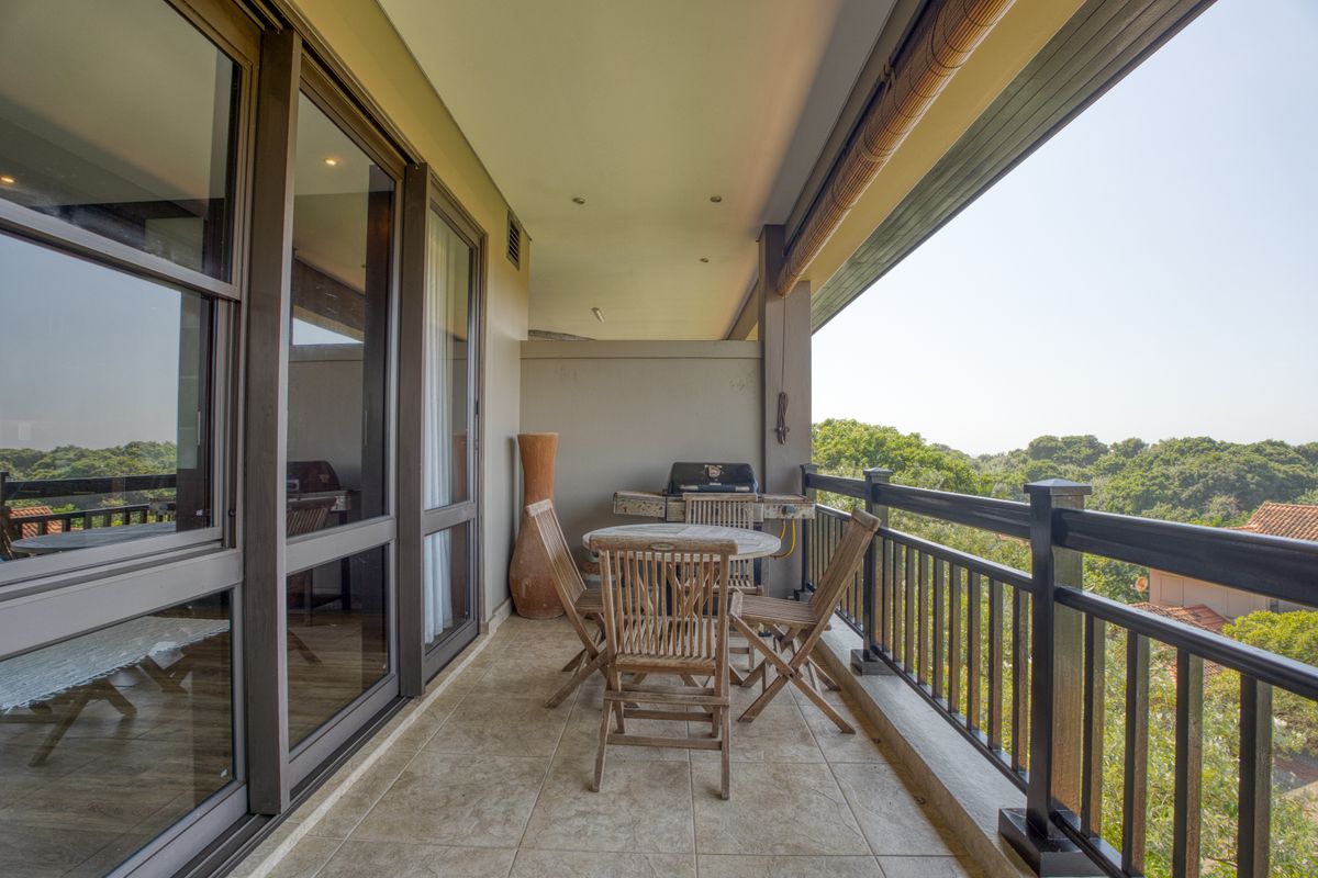 Serene Three-Bedroom Apartment with Ocean & Forest Views - Photo 2