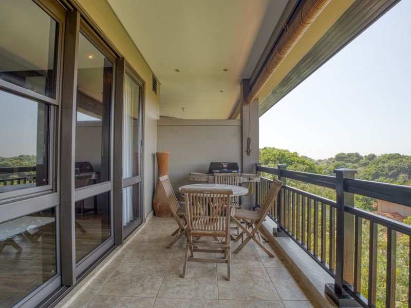 Serene Three-Bedroom Apartment with Ocean & Forest Views - Photo 2