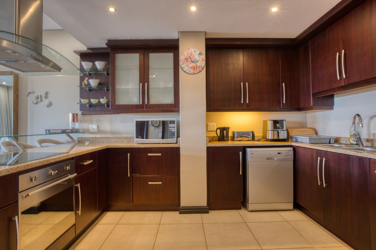 Serene Three-Bedroom Apartment with Ocean & Forest Views - Photo 5