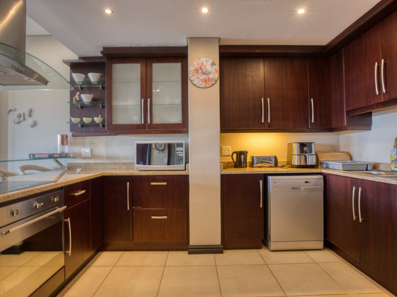 Serene Three-Bedroom Apartment with Ocean & Forest Views - Photo 5