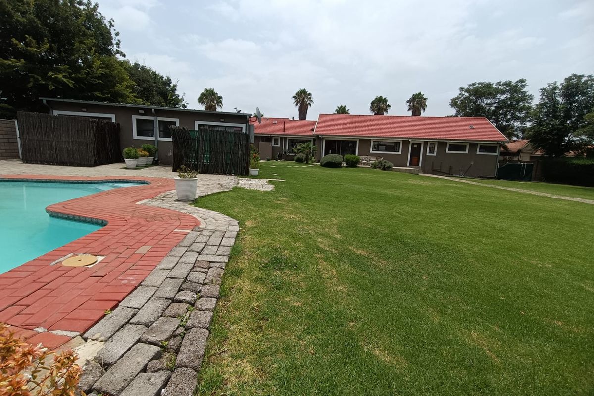 PRIME INVESTMENT OPPORTUNITY: 8-Bedroom Turnkey Asset. - Photo 2