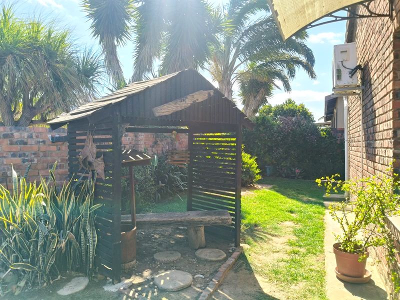 Versatile Family Home with Flatlet in Wavecrest - Photo 1