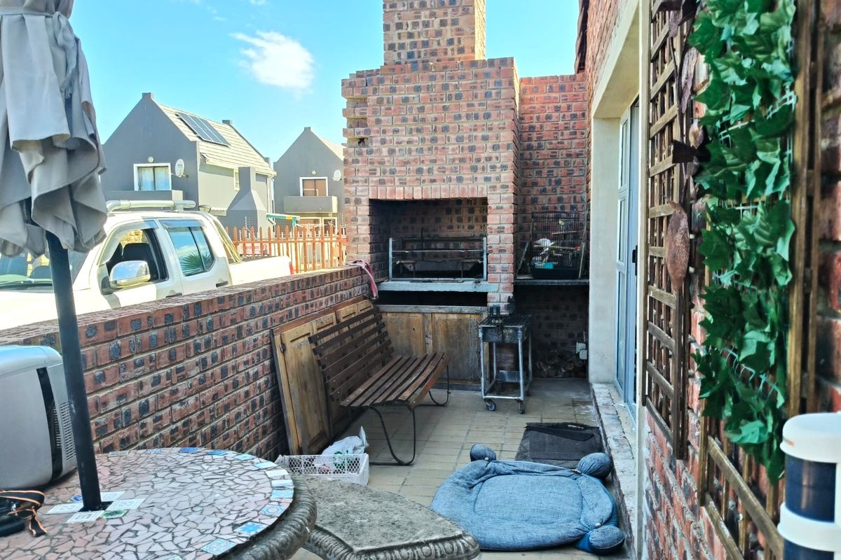 Versatile Family Home with Flatlet in Wavecrest - Photo 2