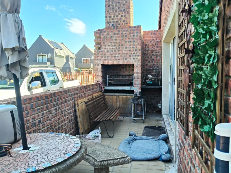 Versatile Family Home with Flatlet in Wavecrest - Photo 2