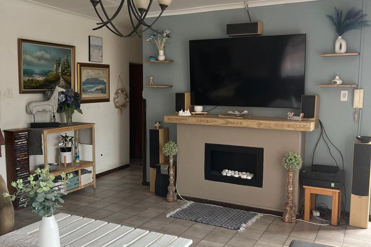 Versatile Family Home with Flatlet in Wavecrest - Photo 3