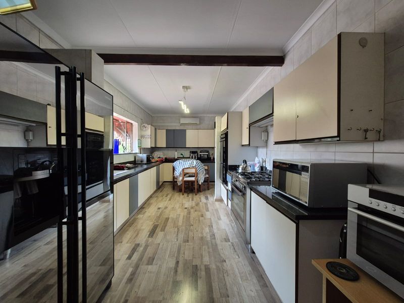 !A Masterpiece in the Making! - Photo 7