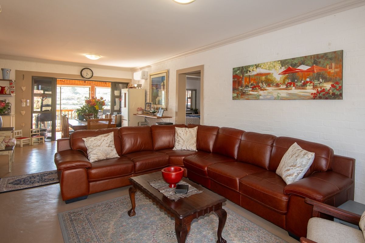 Lovely home within a quiet and well-managed Secure Estate - Photo 5