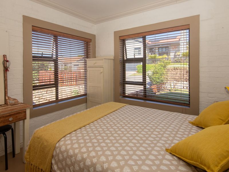 Lovely home within a quiet and well-managed Secure Estate - Photo 9