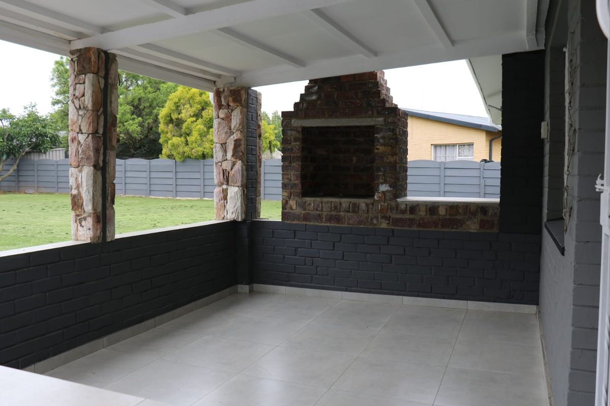 Stunning Newly Renovated Family Home - Photo 3