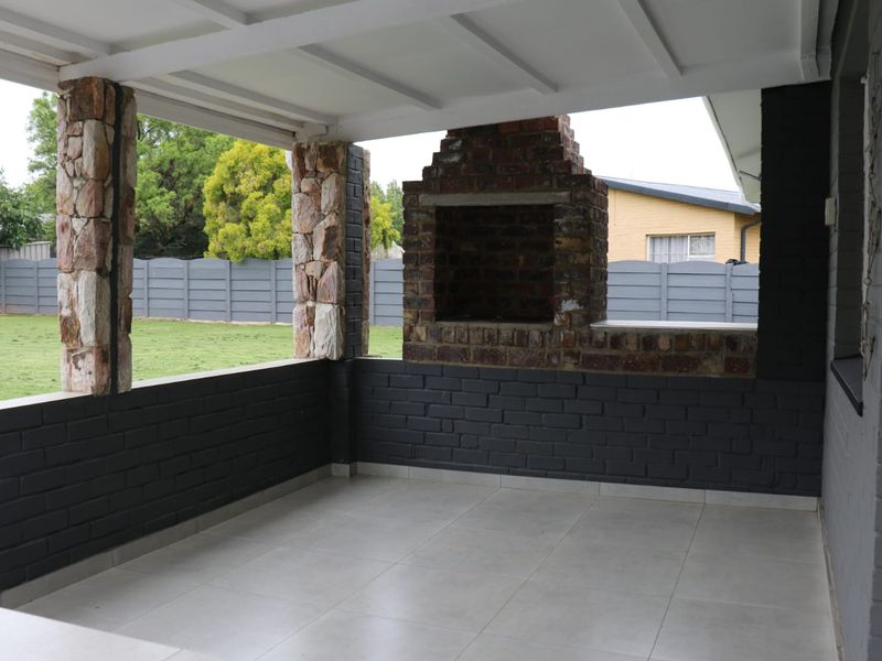 Stunning Newly Renovated Family Home - Photo 3