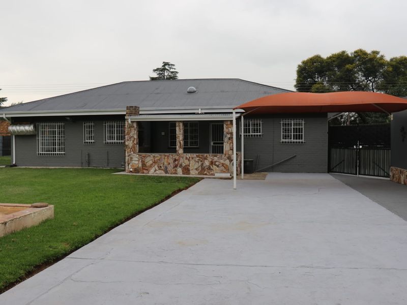 Stunning Newly Renovated Family Home - Photo 2