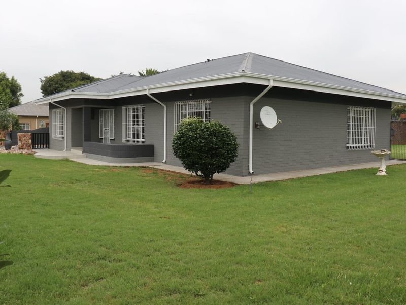 Stunning Newly Renovated Family Home - Photo 10