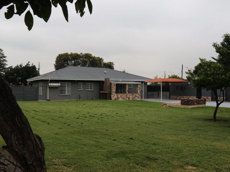 Stunning Newly Renovated Family Home - Photo 8