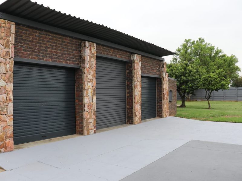 Stunning Newly Renovated Family Home - Photo 6