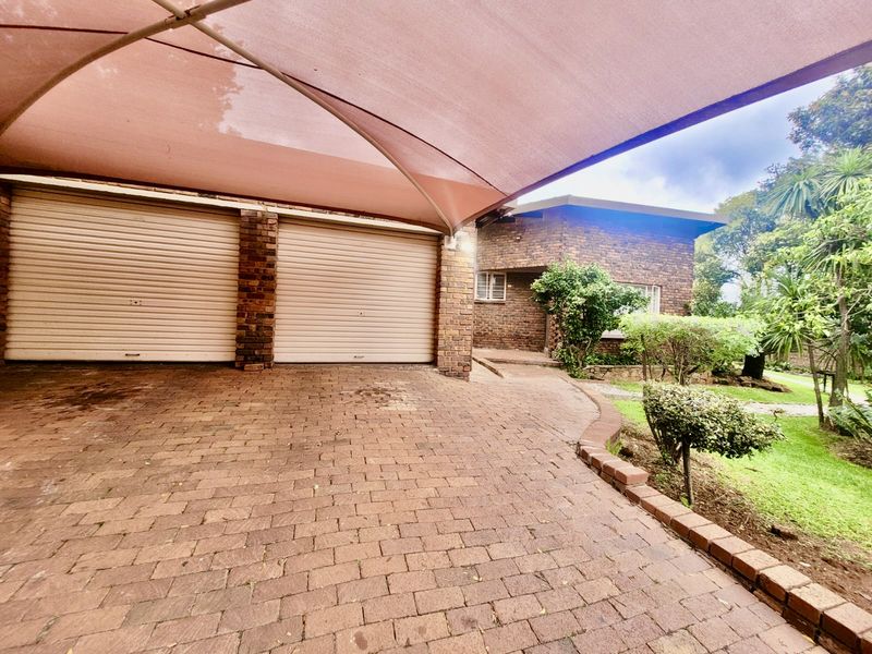 Entertainer’s Dream Home for the Modern Family – Waterkloof Glen - Photo 4