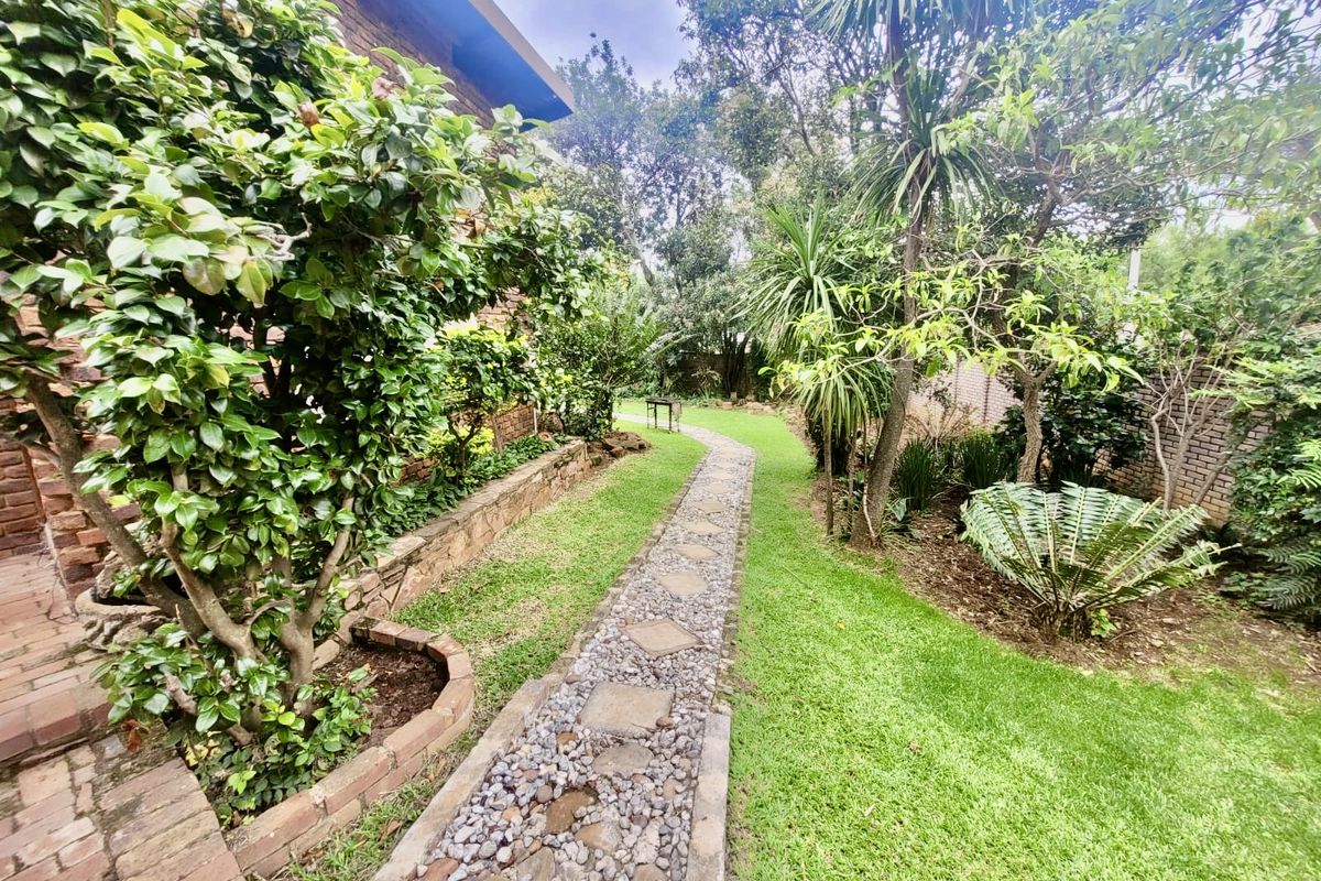 Entertainer’s Dream Home for the Modern Family – Waterkloof Glen - Photo 5