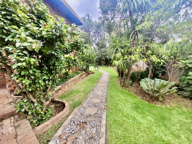 Entertainer’s Dream Home for the Modern Family – Waterkloof Glen - Photo 5