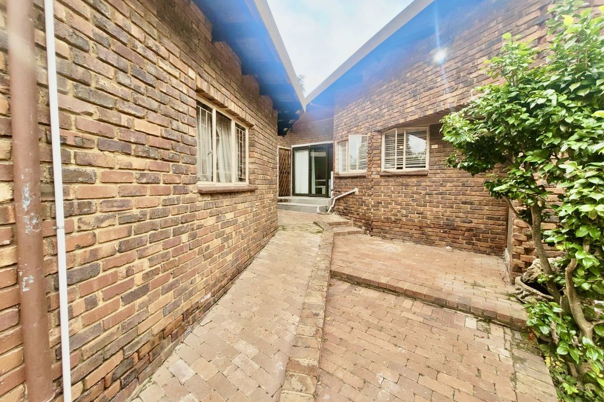 Entertainer’s Dream Home for the Modern Family – Waterkloof Glen - Photo 3